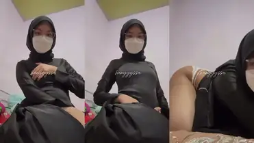 abg Hijab Hitam colmek 2 jari poster