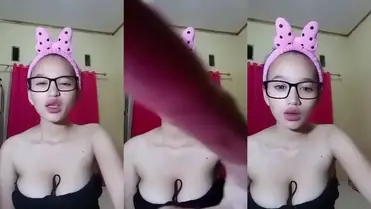 ABG Kacamata Pamer Susu Montok Minta Di Genjot poster