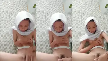 Bokep Indo ABG Hijab Sange Berat Langsung Colmek di WC poster