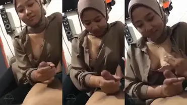 bokep indo Begini Rasanya Berhubungan Tanpa Lepas Jilbab poster