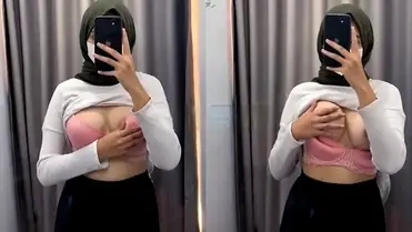Bokep Jilbab ABG Jilbab Sok Tahu Pamer Dada Kost poster