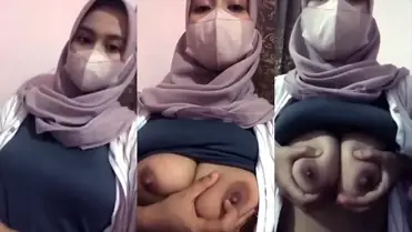 Bokep Jilbab Hijaber Tobrut Pamer Dada Nyaris Kelihatan poster