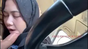 bokep Jilbab Item Jadi Tukang Sepong Kontol Suami Orang poster