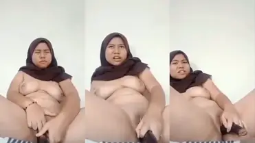 Bokep Jilbab Ukhti Main Terong Sendiri Sange poster