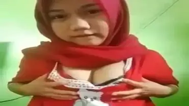 Cewek Cantik Jilbab Merah Masturbasi poster