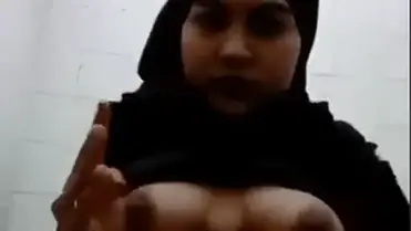 Cewek Hijab Sangean Masturbasi poster