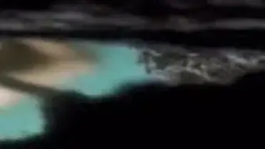 Kesegaran Mandi Sore Ibu Muda Berparas Ayu poster