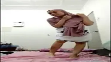 Momen Bebas Tante Cantik Di Ruang Pribadi poster