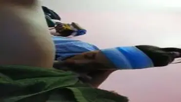 Perhatian Manis Gadis Bandana Biru Di Kamar poster