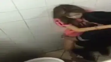 Skandal Mahasiswi Nekat Di WC Kampus Sange poster